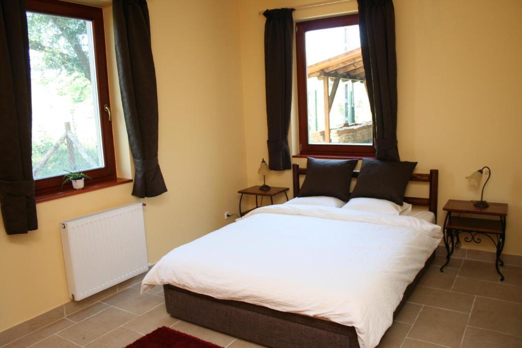 Malomdulo Farmhaz Guest House Pilisborosjeno Room photo